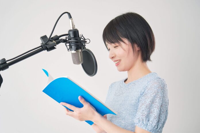 スタジオでアフレコする女性声優。