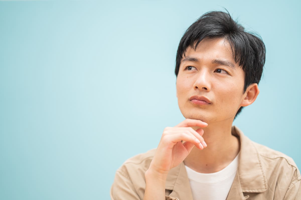 悩む男性モデル
