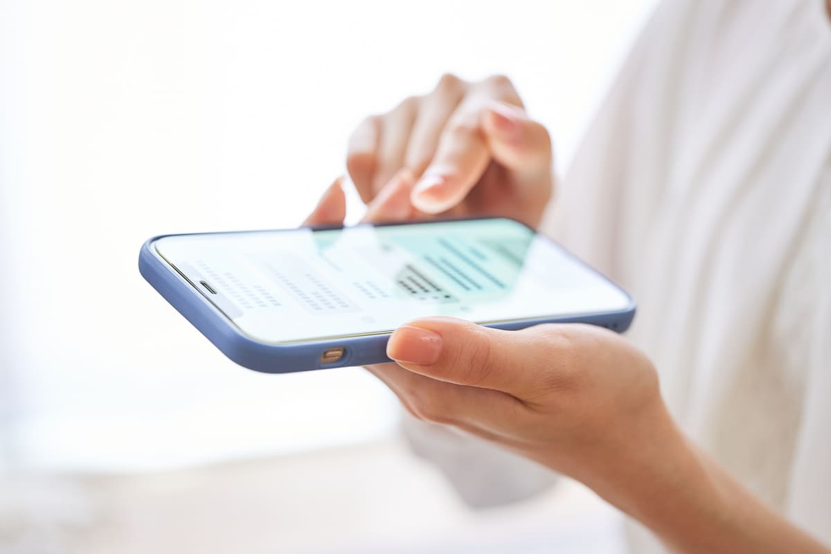 スマホでメールを打つ手