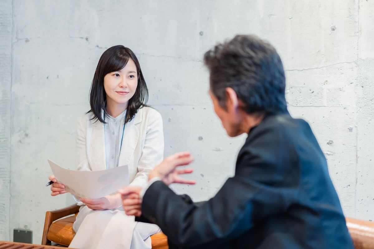 女性と男性が会話する様子。