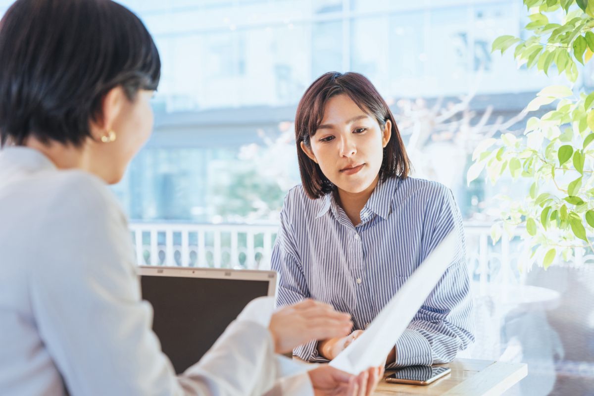 打合せをする女性二人組