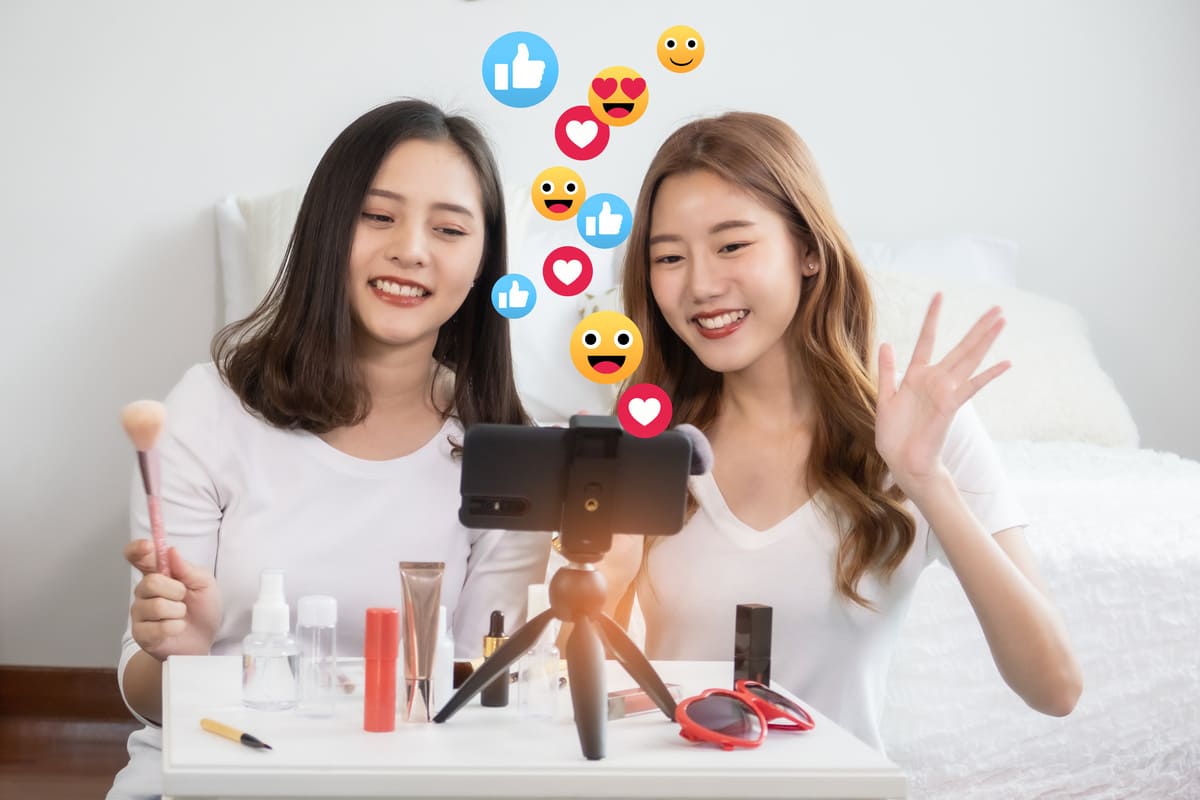 動画撮影をする女性たち　SNS