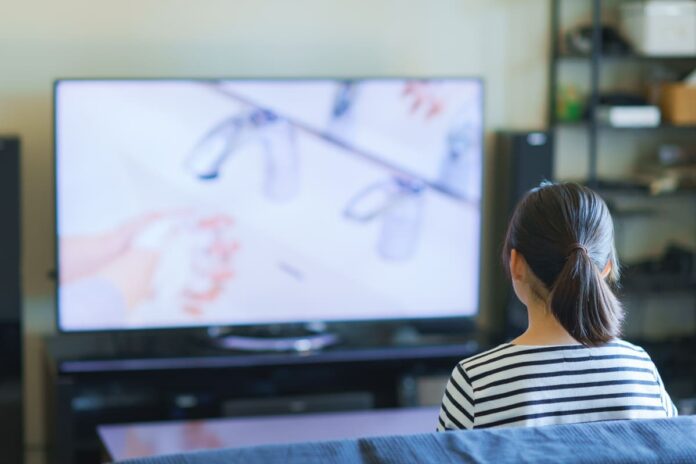 テレビを見る女性