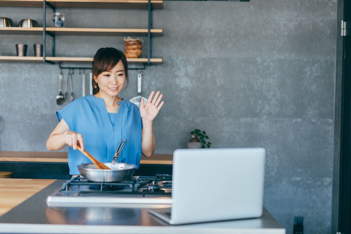 料理をしながら動画撮影をする女性