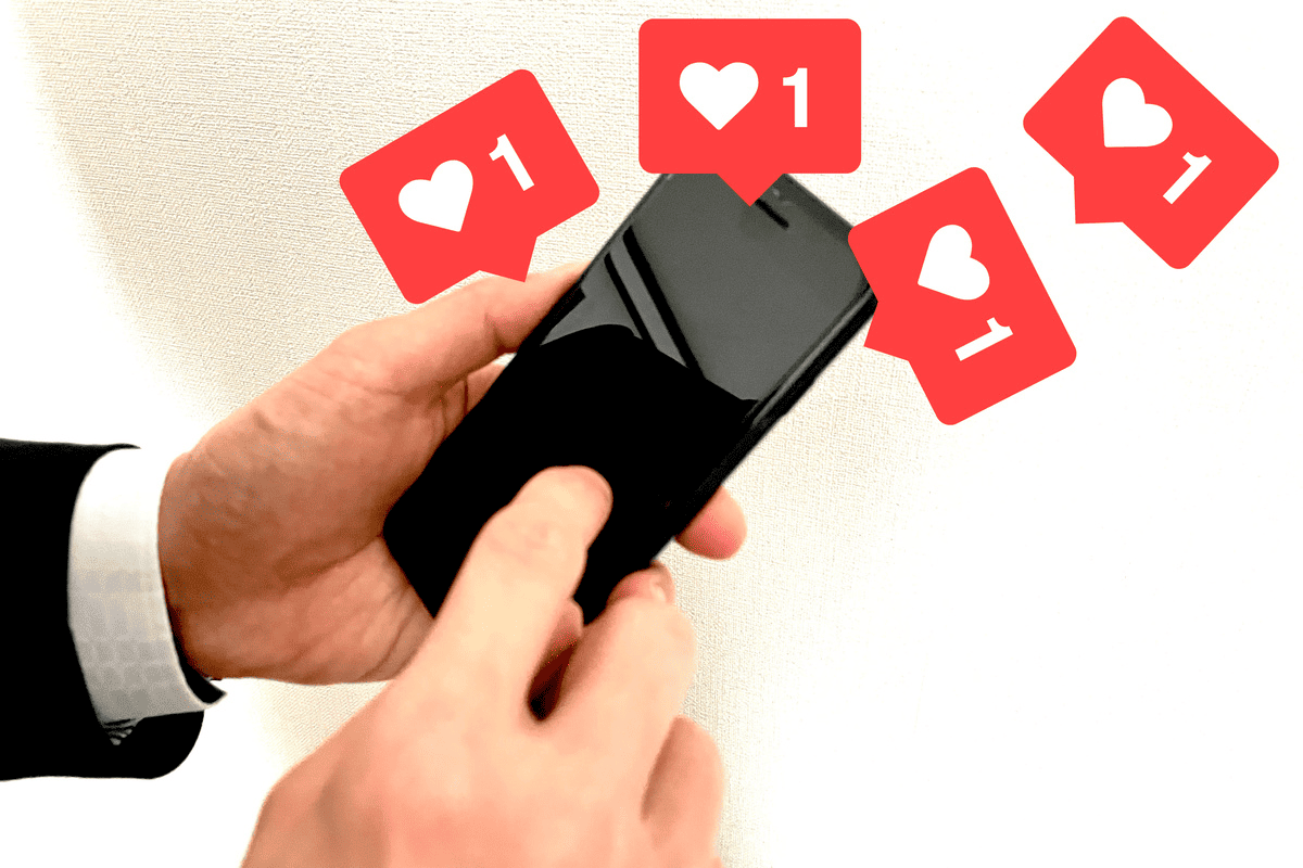 スマホでたくさんいいねするイメージ
