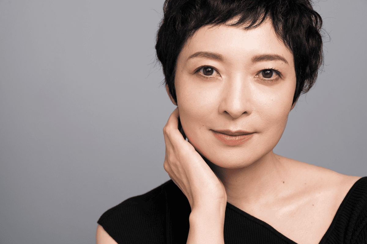 ベリーショートヘアの素肌の美しいアジア人女性