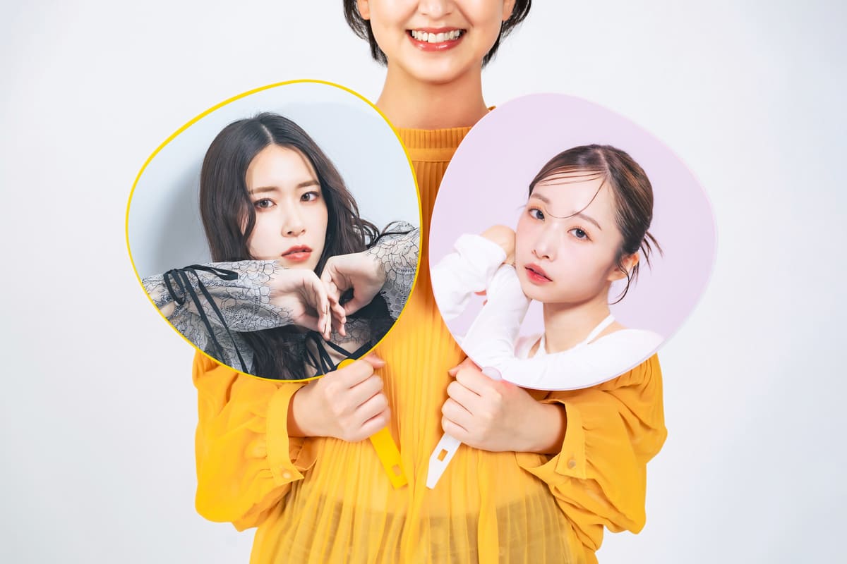 ダウンロード済み 推しアイドルのうちわを持つファンの女性