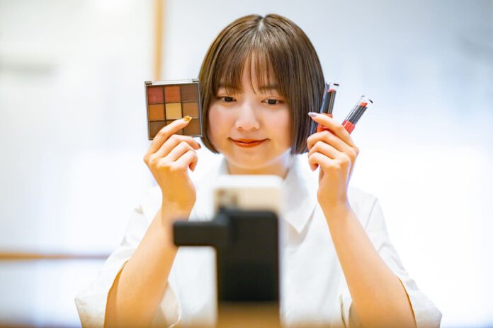 メイク用品の撮影をする女性インフルエンサー
