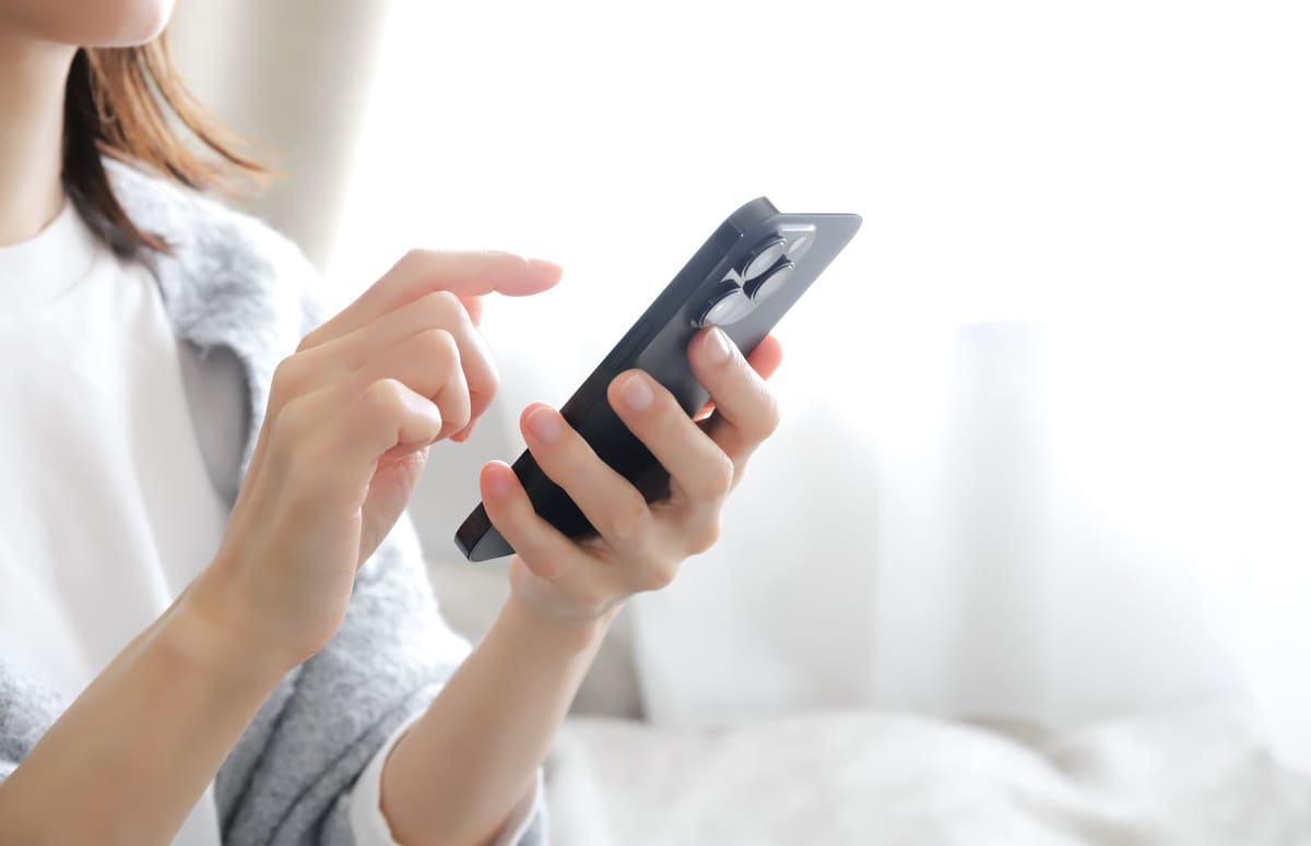 スマホを操作する女性の手