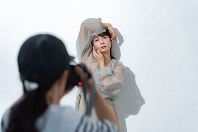 若い女性モデルが撮影しているシーン