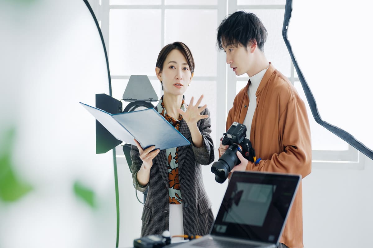 男性カメラマンと女性デザイナー