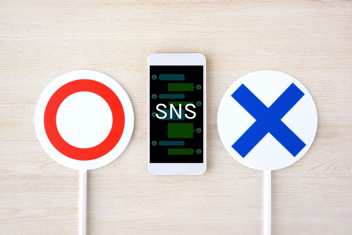 SNS画面のスマホと丸バツ表記
