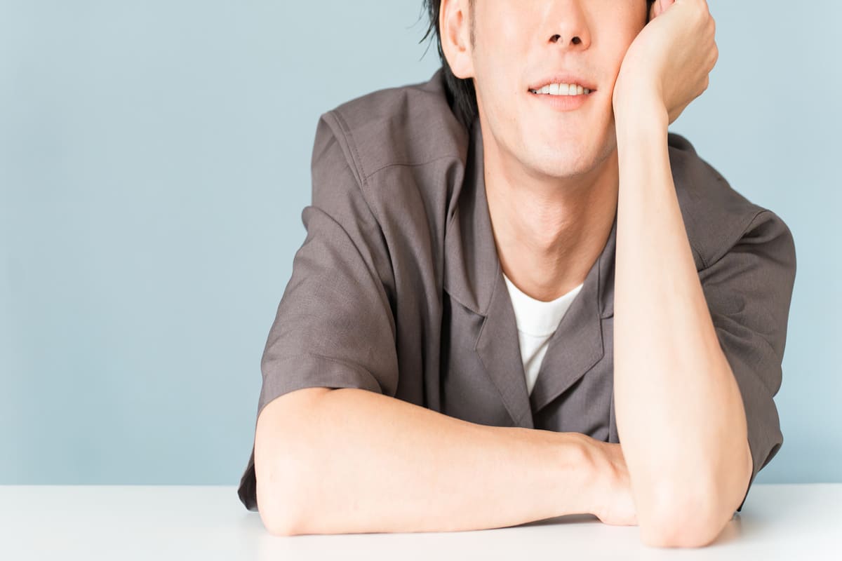 机に座る男性モデル