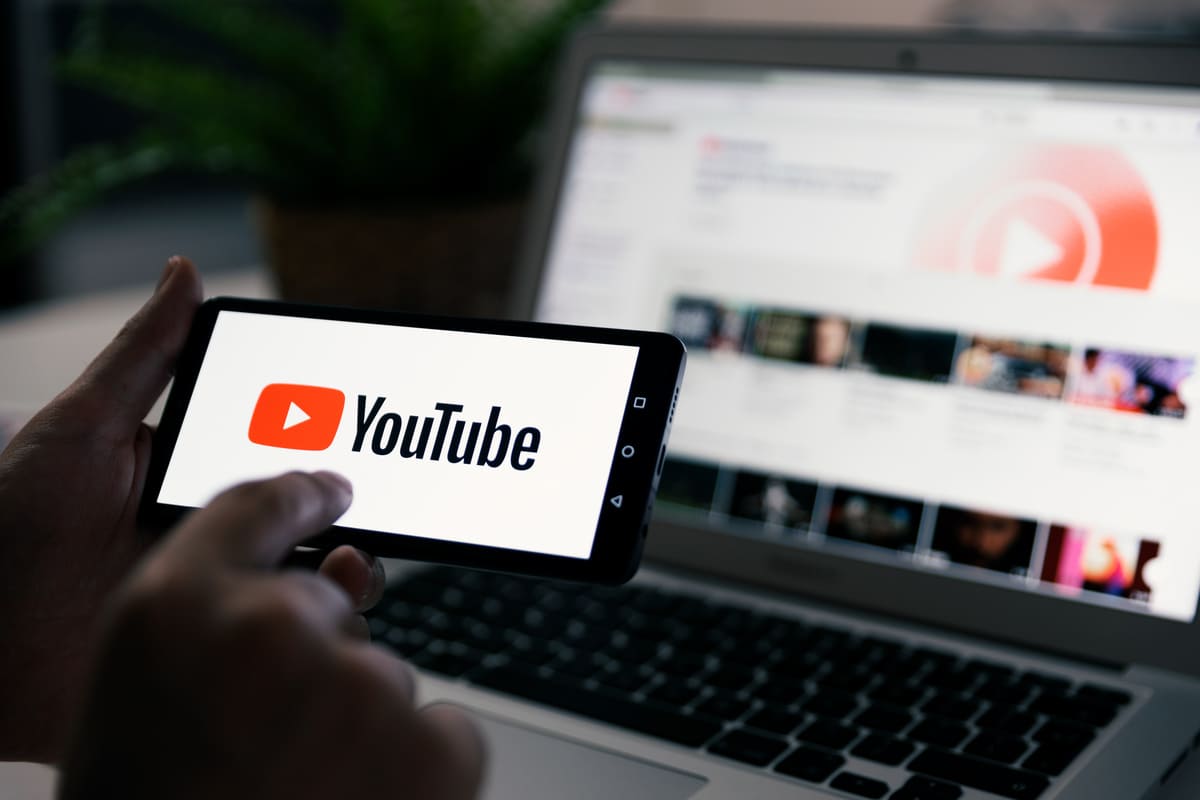 スマホでYoutubeを見る画像