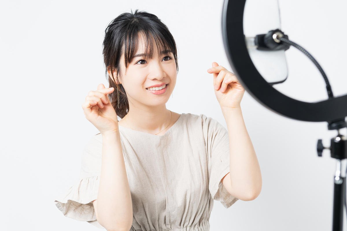 ライブ配信する若い女性