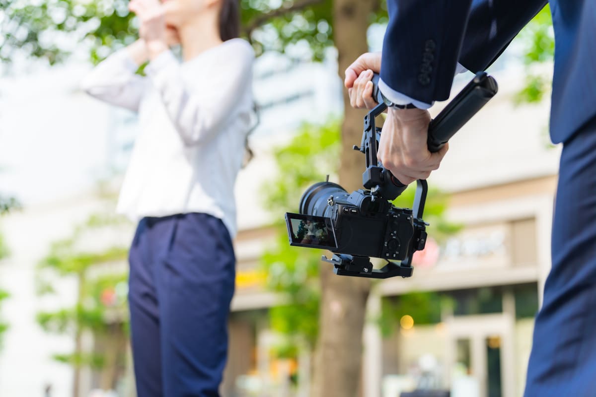 屋外でCM撮影をしているイメージ