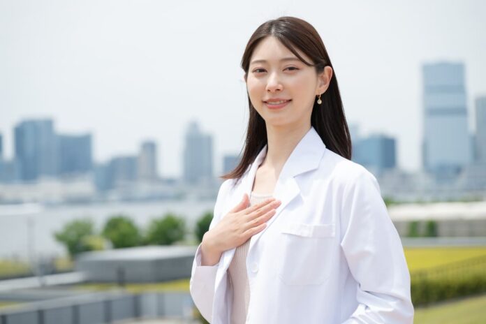 白衣を着てほほ笑む女性専門家