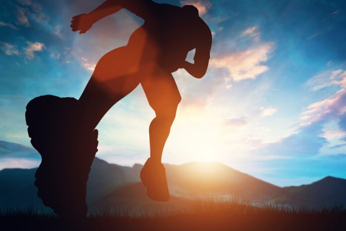 走る影と太陽の光