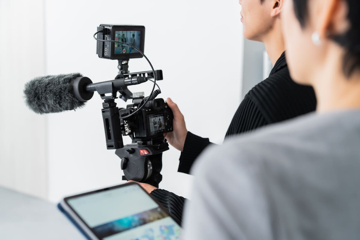 スタジオでCM撮影をしている様子