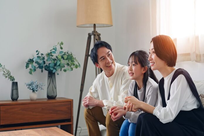 リビングでテレビを見ながらくつろぐ家族