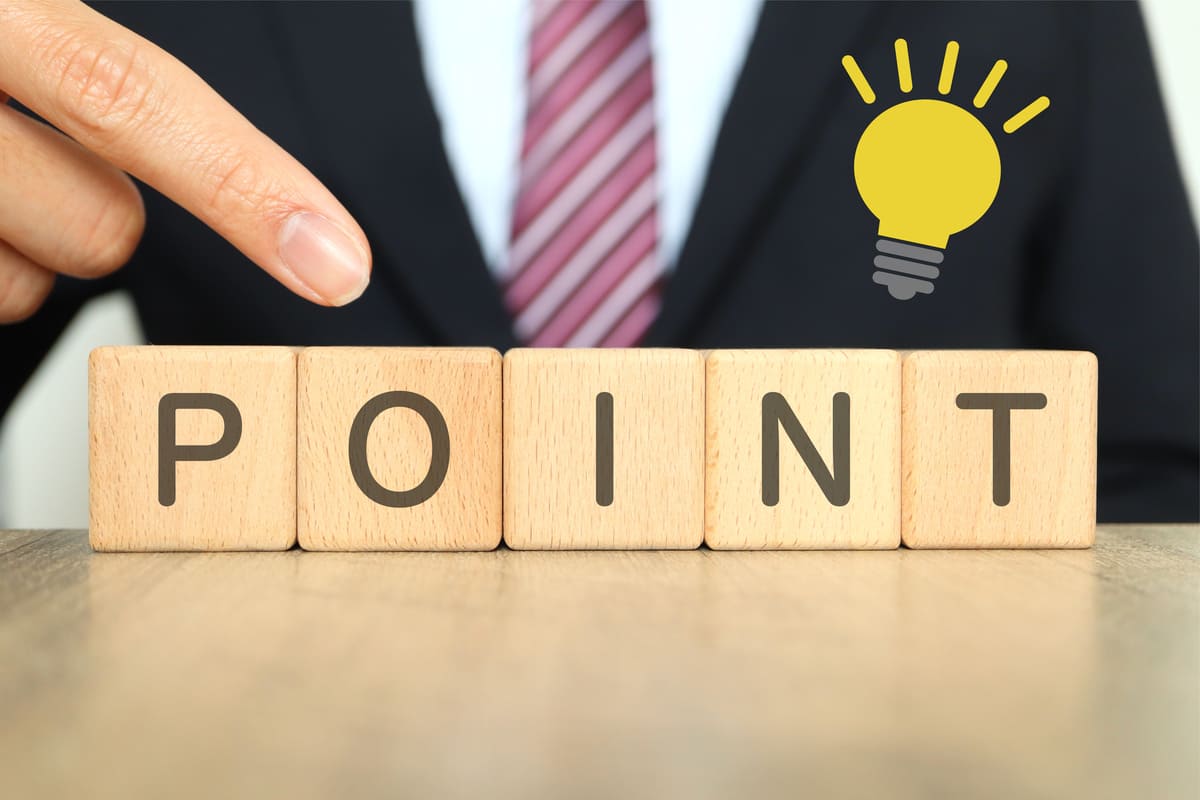 ポイントの文字とスーツ男性