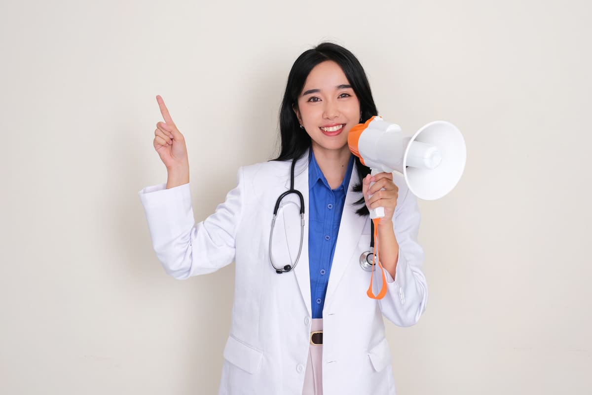 メガホンを持つ白衣の女性