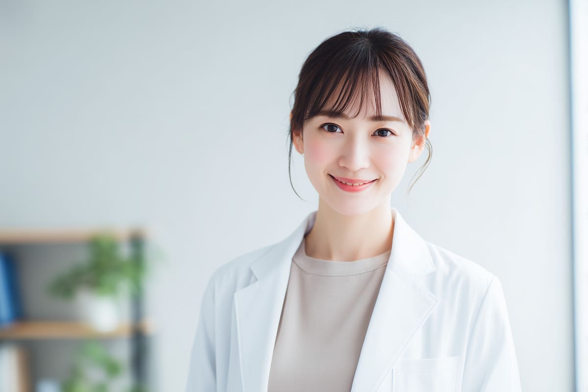 笑顔の女性医師
