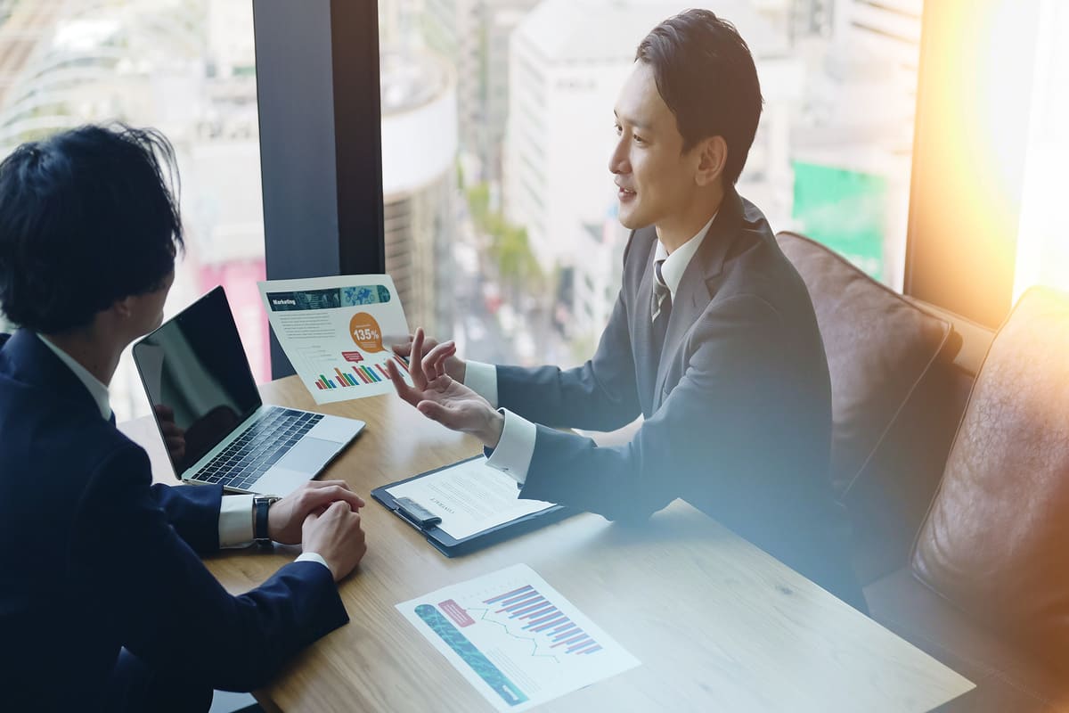 依頼交渉するビジネスマン