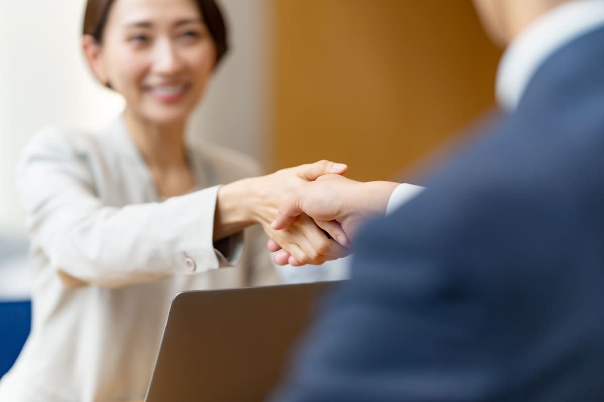 笑顔で握手するシーン