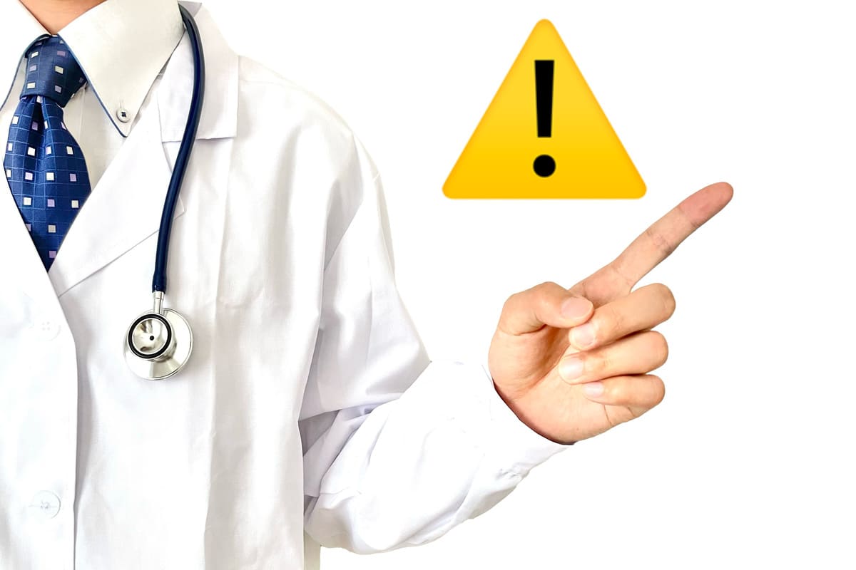 注意喚起マークと白衣の男性