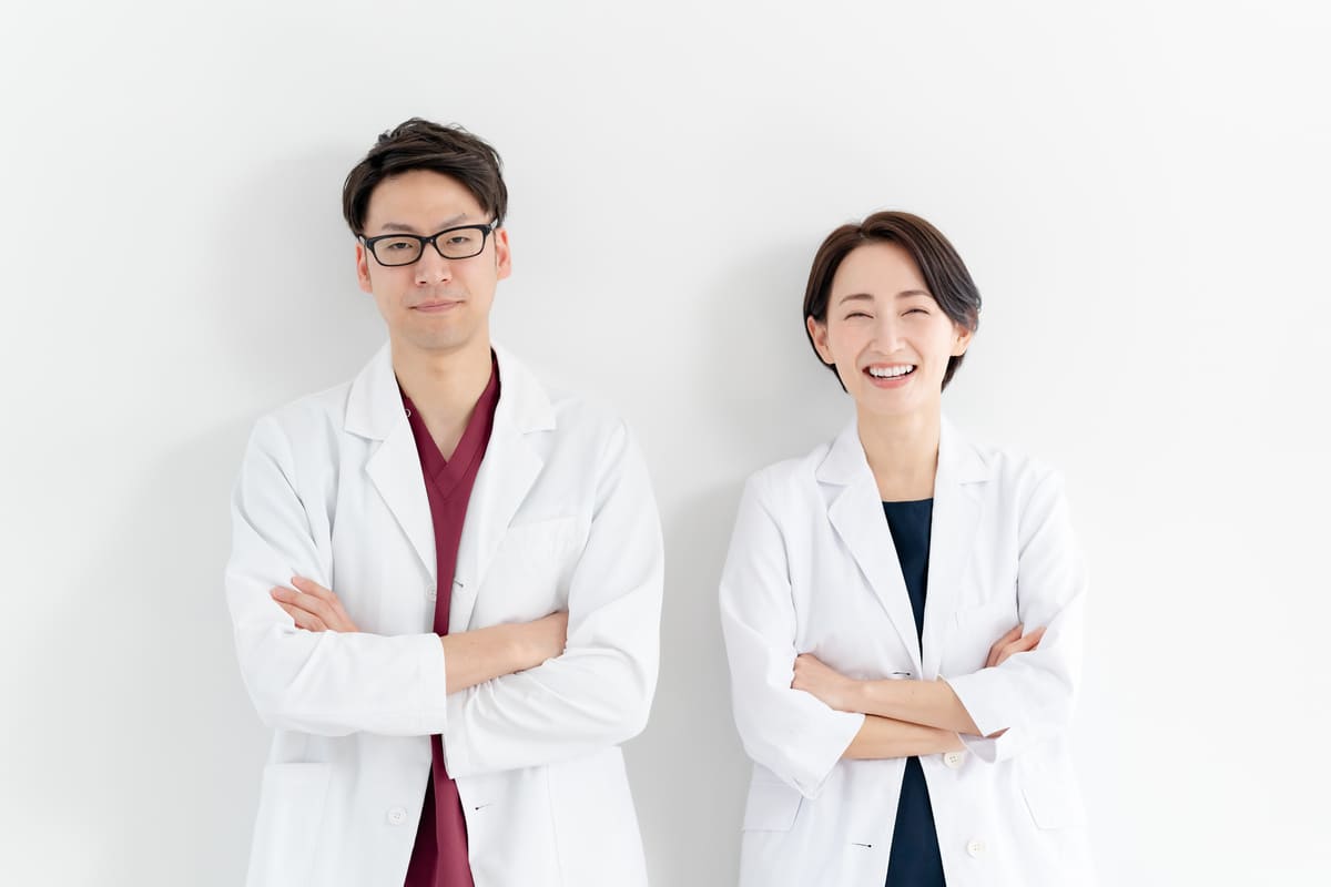 笑顔で並ぶ男女の医師