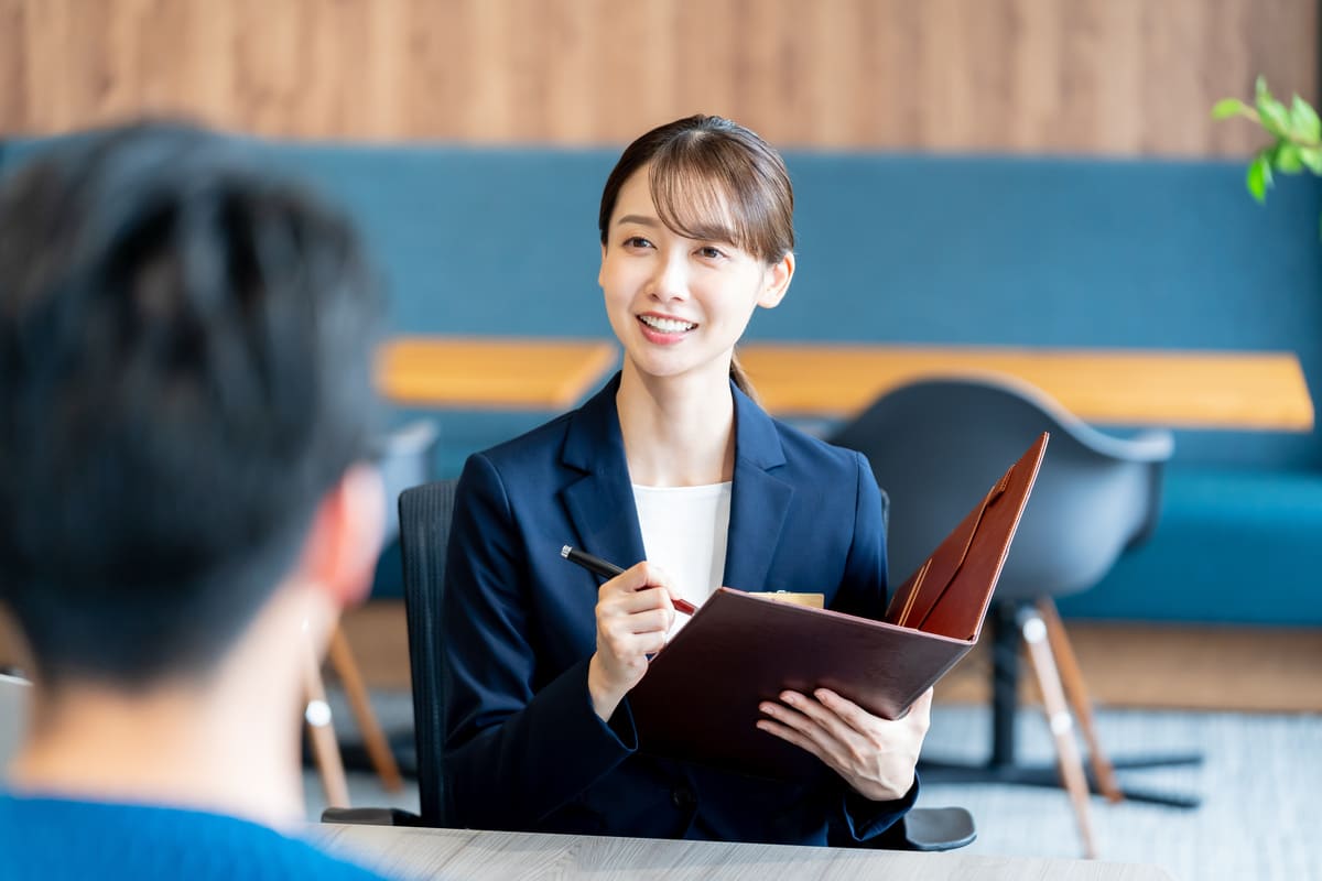 ヒアリング中の女性