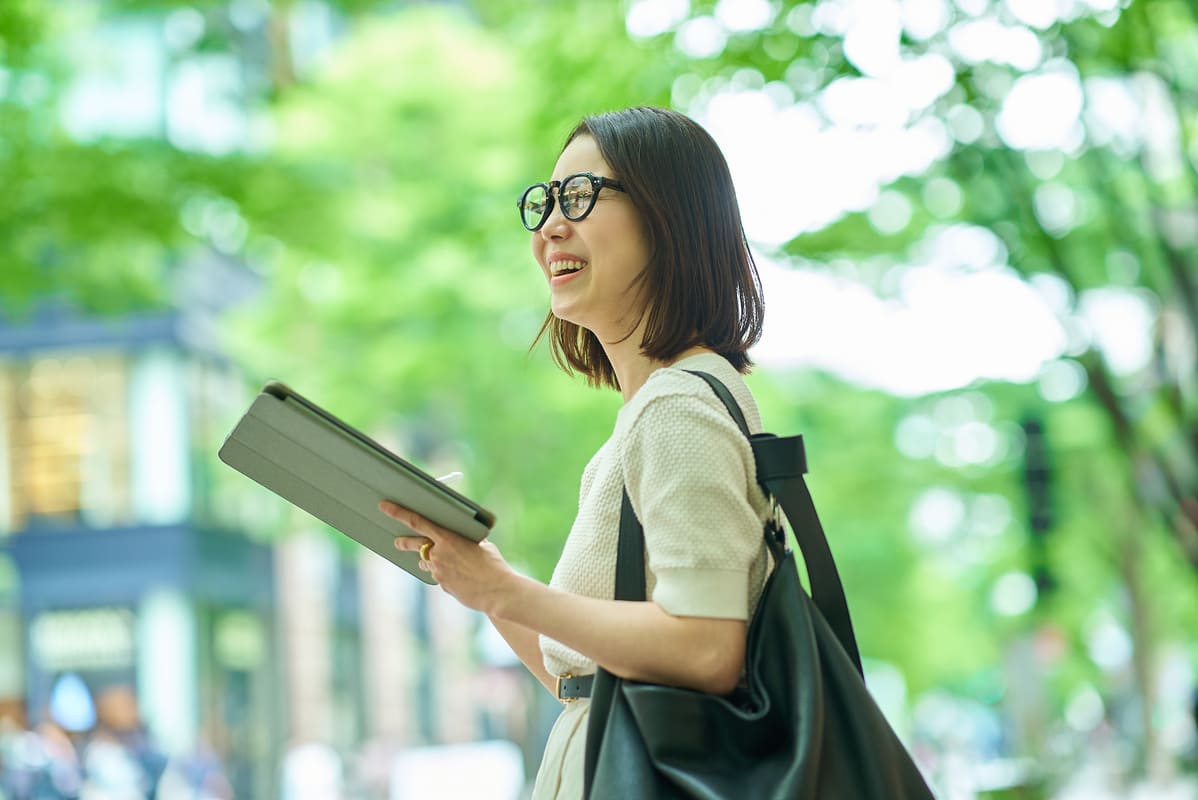 タブレットを持つ笑顔の女性クリエイター
