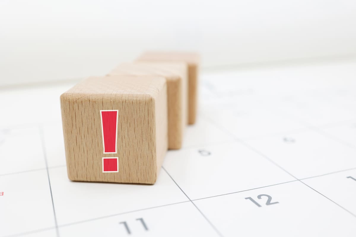 ！マークとカレンダー