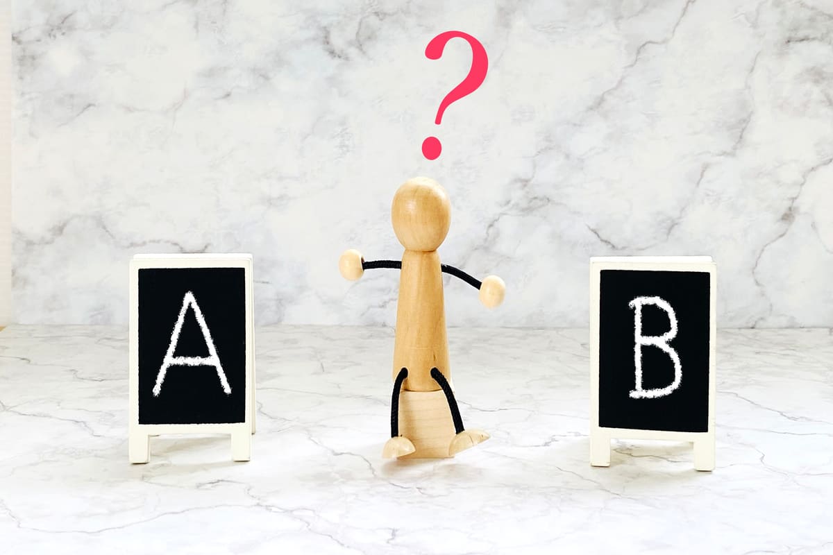 人形と看板2個_大理石背景_AとBと?文字入り