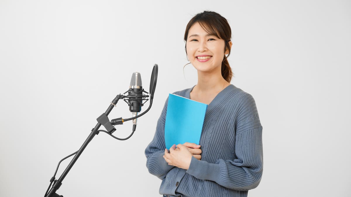 台本を手に笑顔の声優