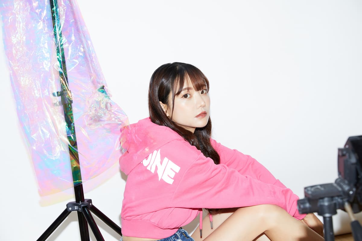 屋内で撮影をした若い女性のスナップショット