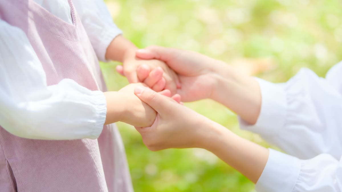 子供とお母さんが手を繋いでいる画像
