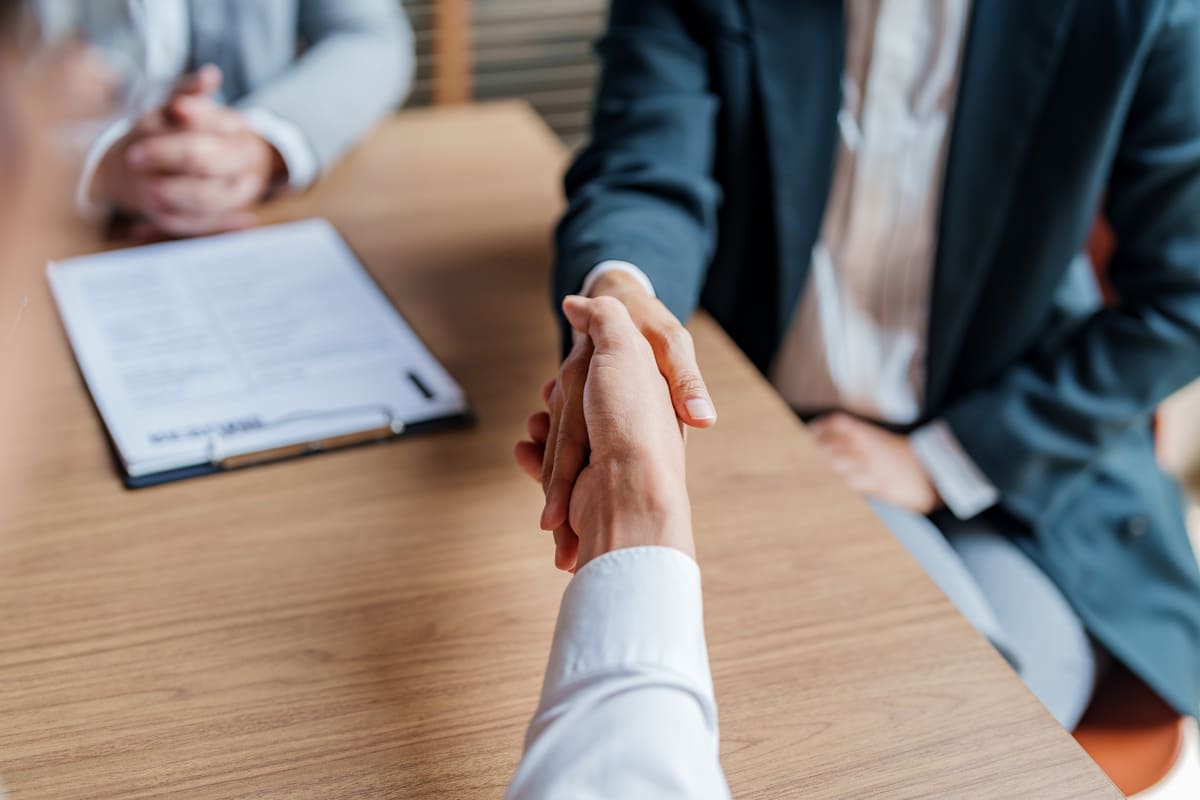 契約・握手している手