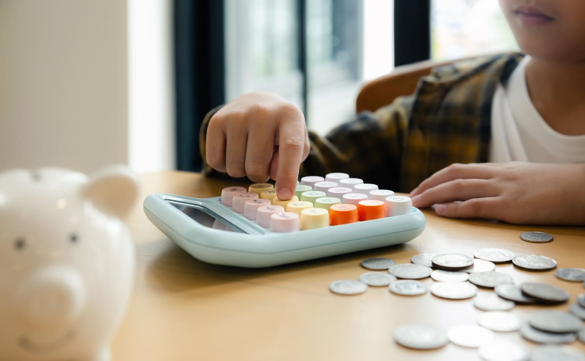 電卓でお金の計算している男の子