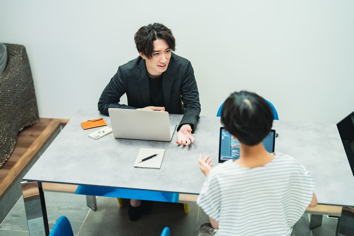 打ち合わせ中のクリエイター