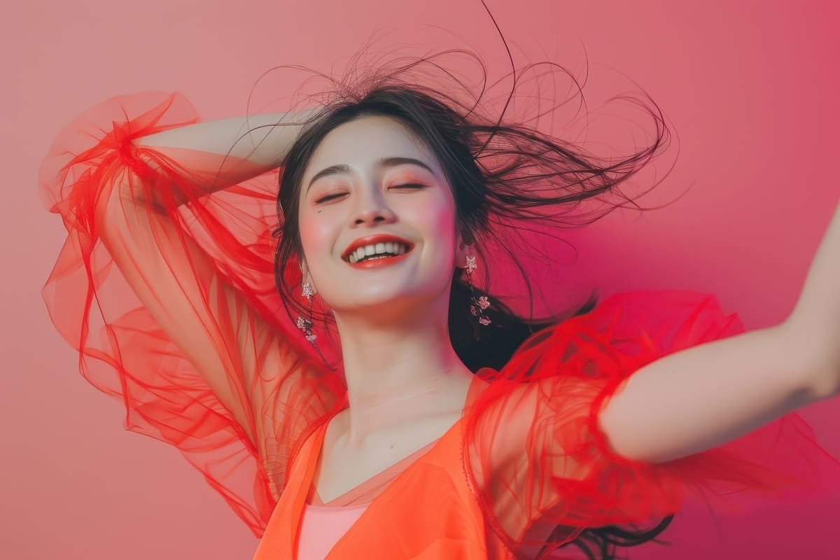 ビビットカラーの衣装の女性