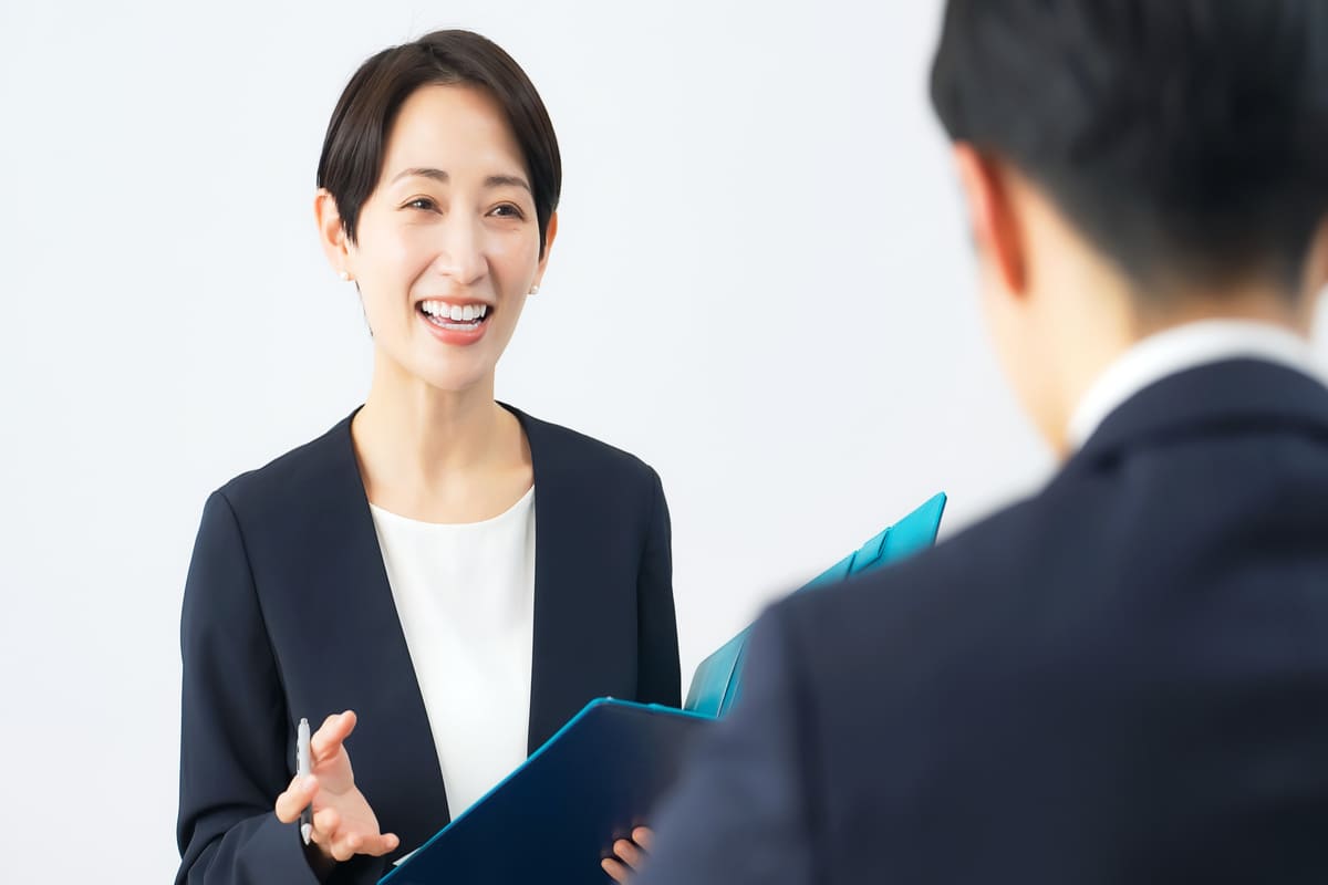 接客する女性ビジネスパーソン