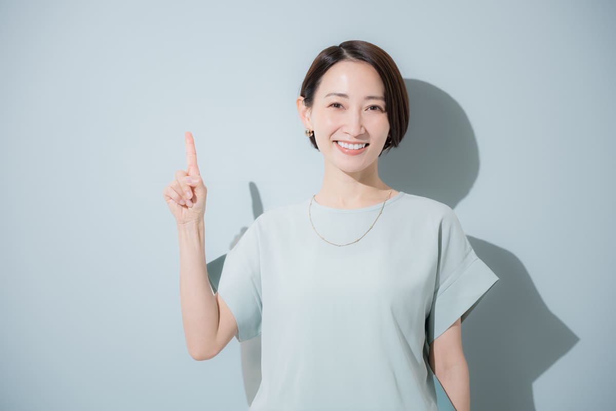 指をさす女性