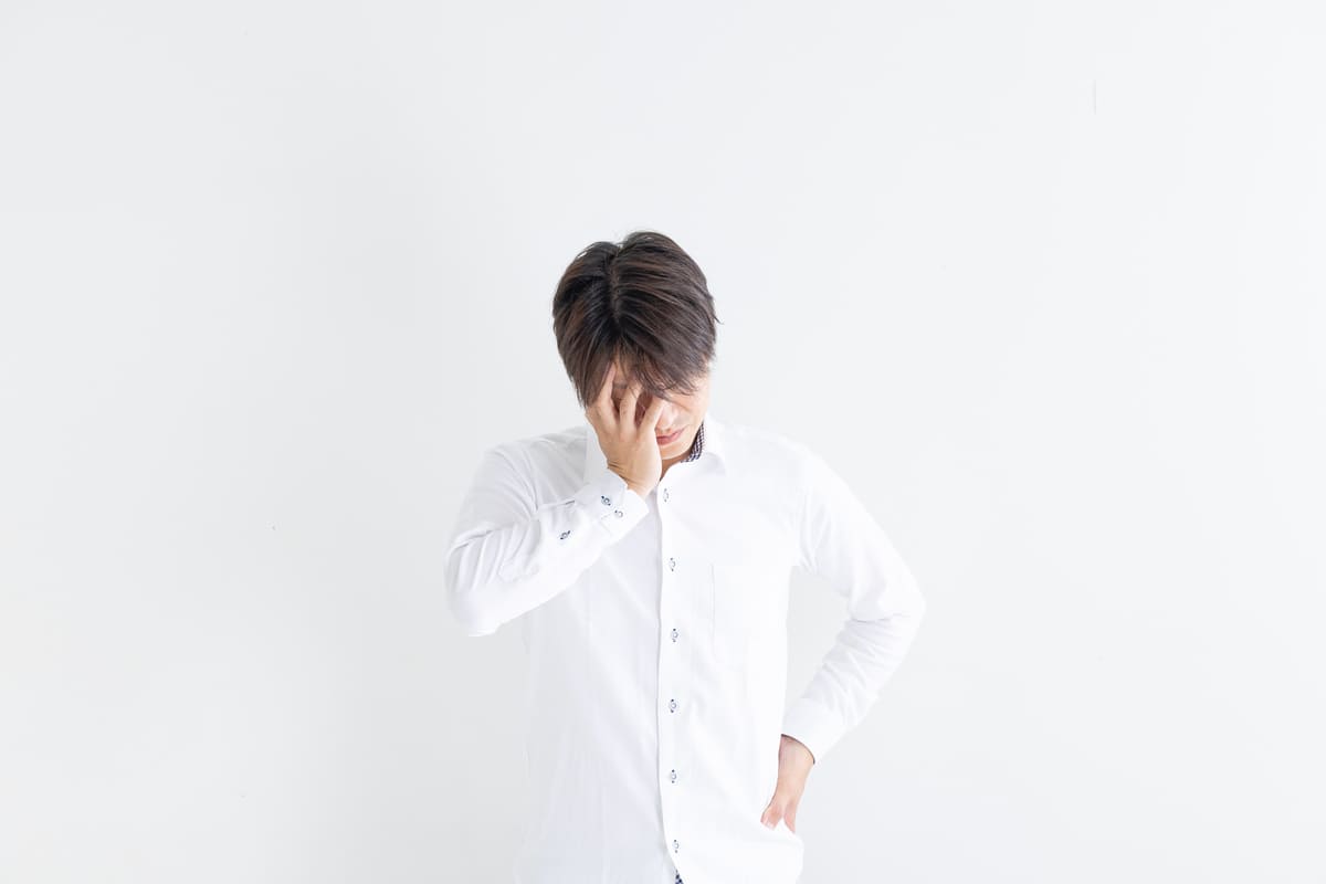 頭を抱える男性