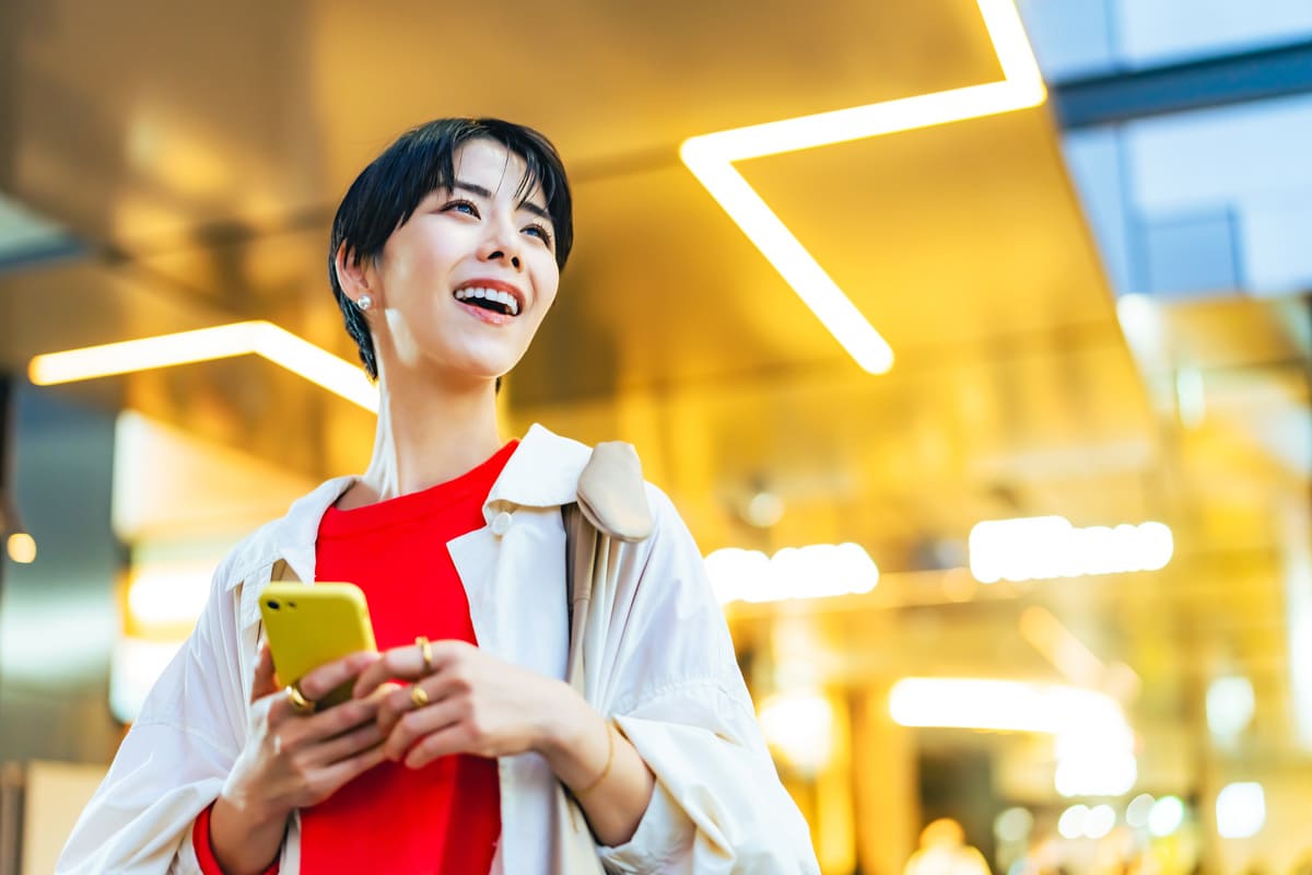 スマホを持つ女性