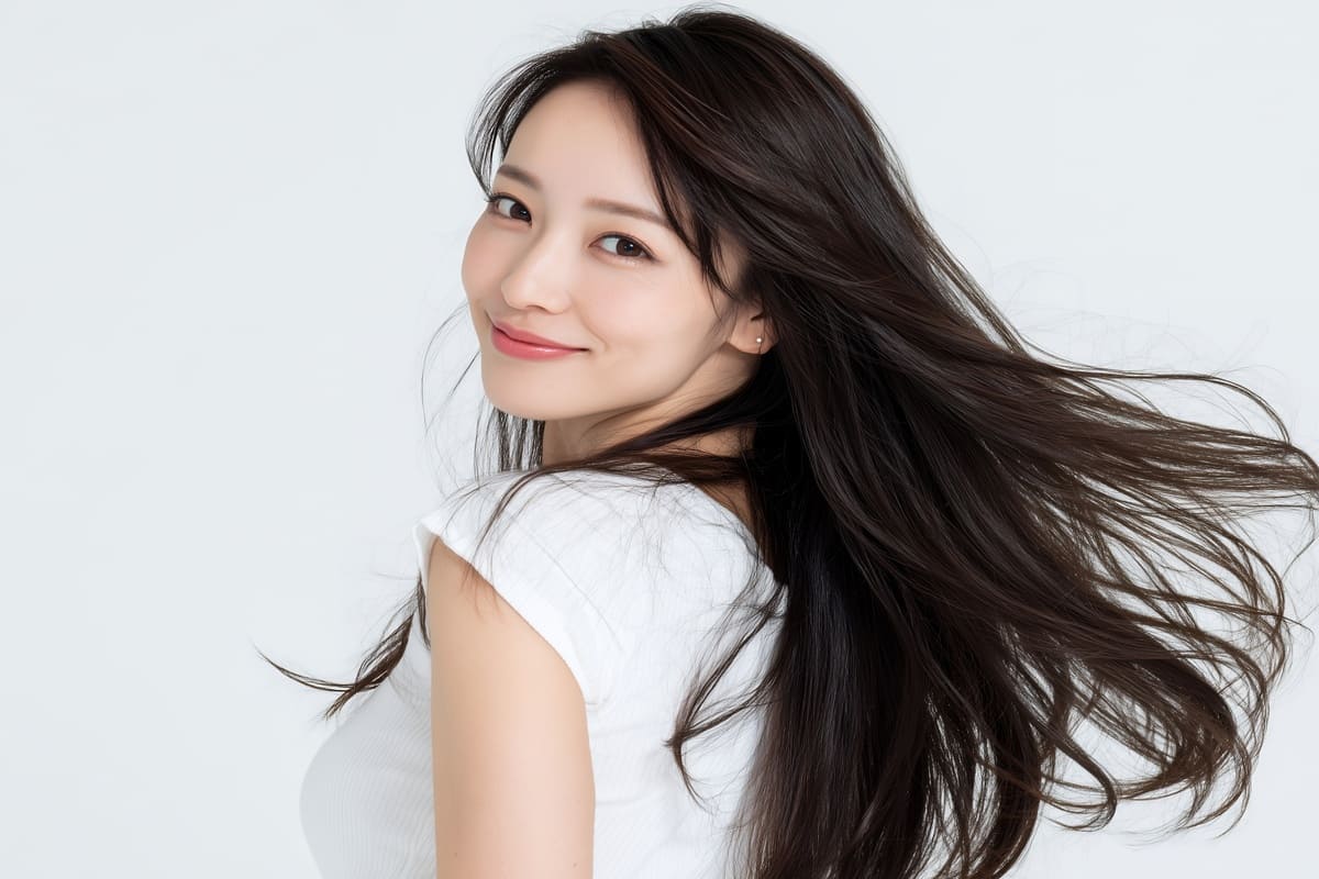 振り向くロングヘアの女性