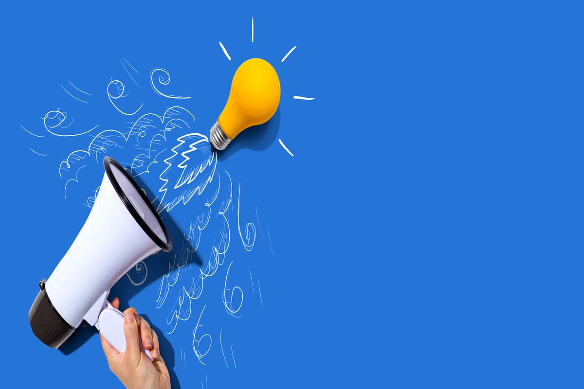 スピーカーと黄色い電球