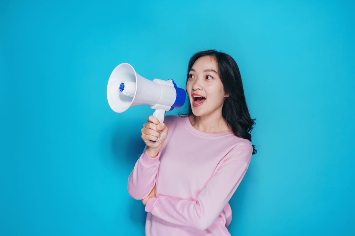 拡声器を使う女性