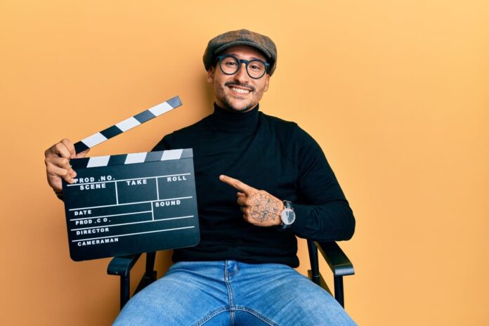 黒縁眼鏡のディレクター